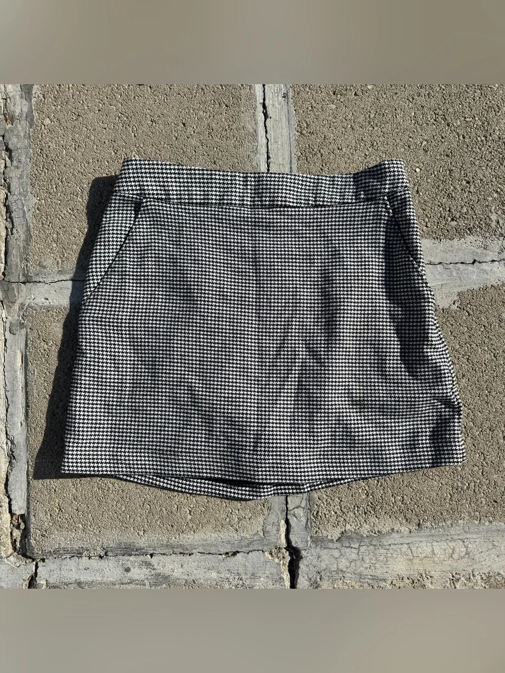 Abercrombie & Fitch Houndstooth Black & White Mini Skirt